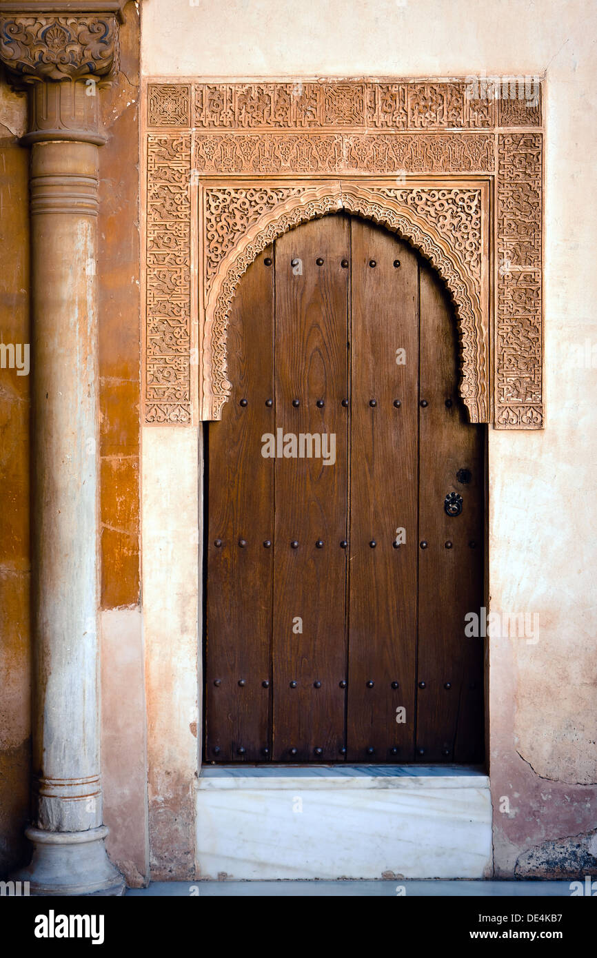 En la puerta del patio de los arrayanes en la Alhambra. Foto de stock