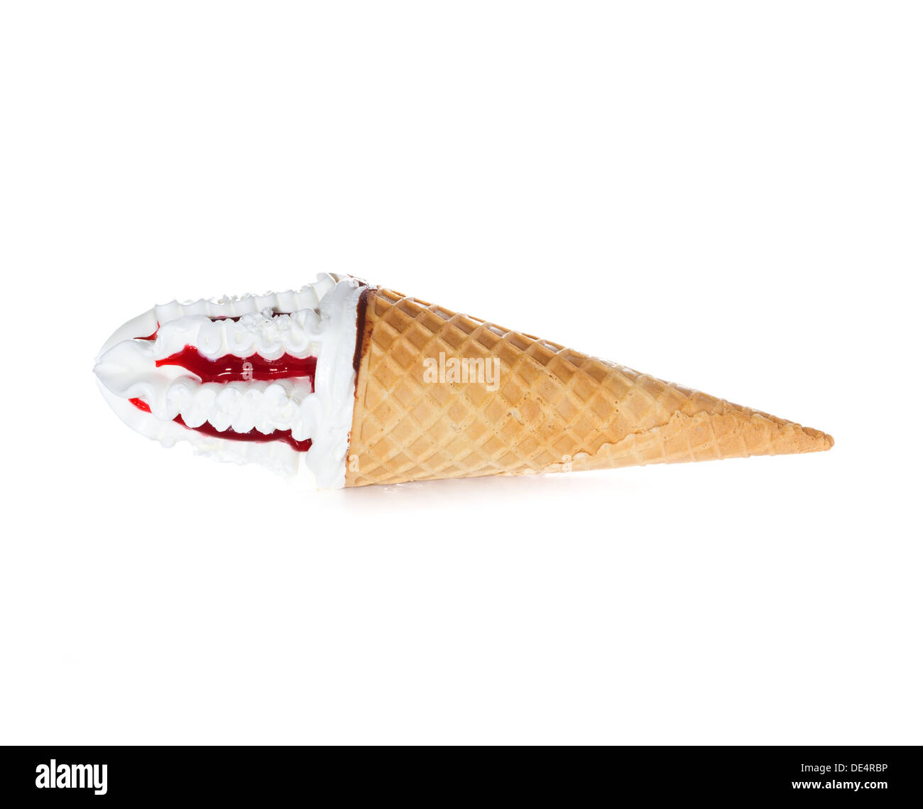 Cucharadas de helado en cono aislado sobre fondo blanco. Foto de stock