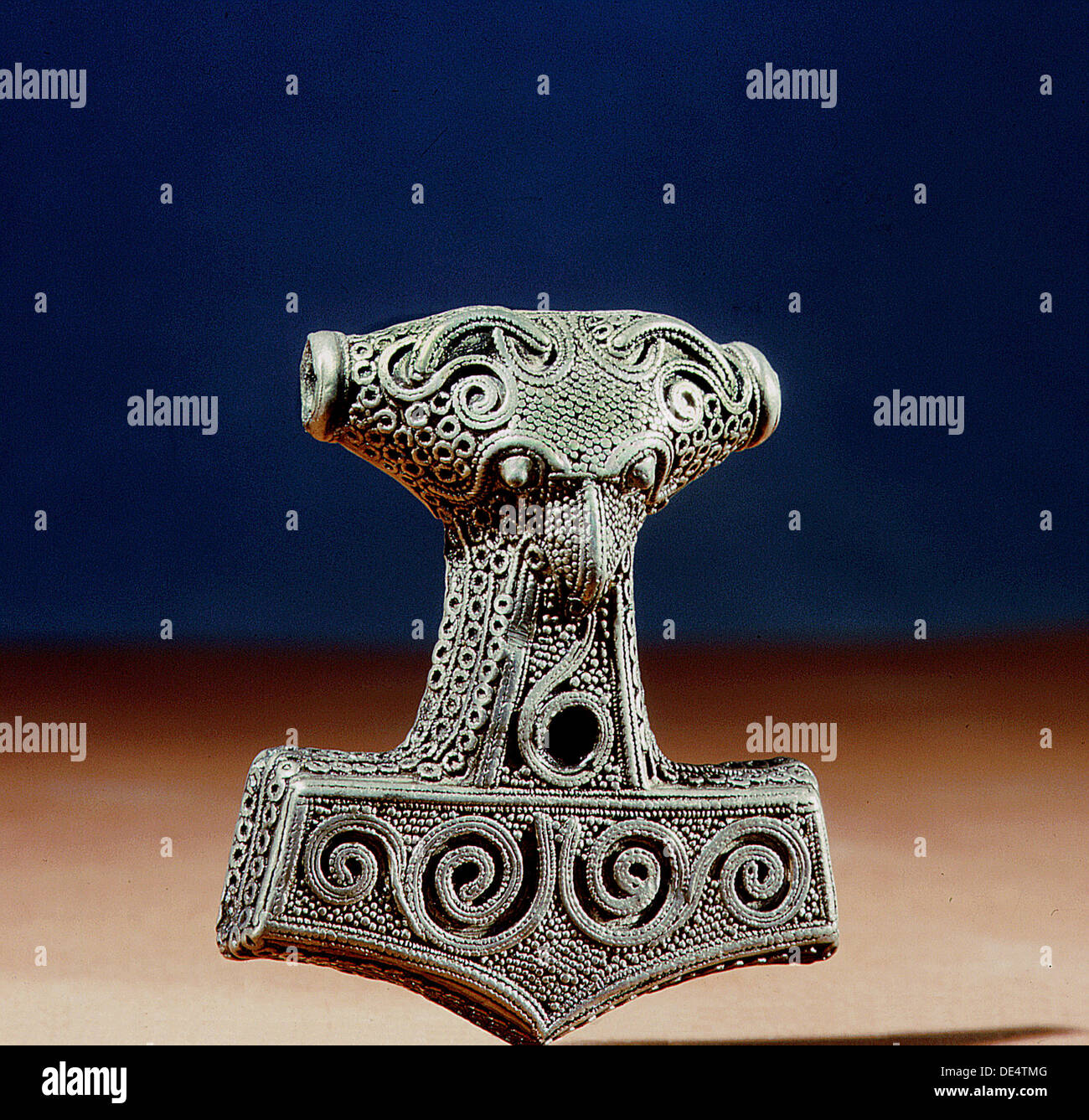 Amuleto en forma de martillo de Thor Mjollnir. Foto de stock