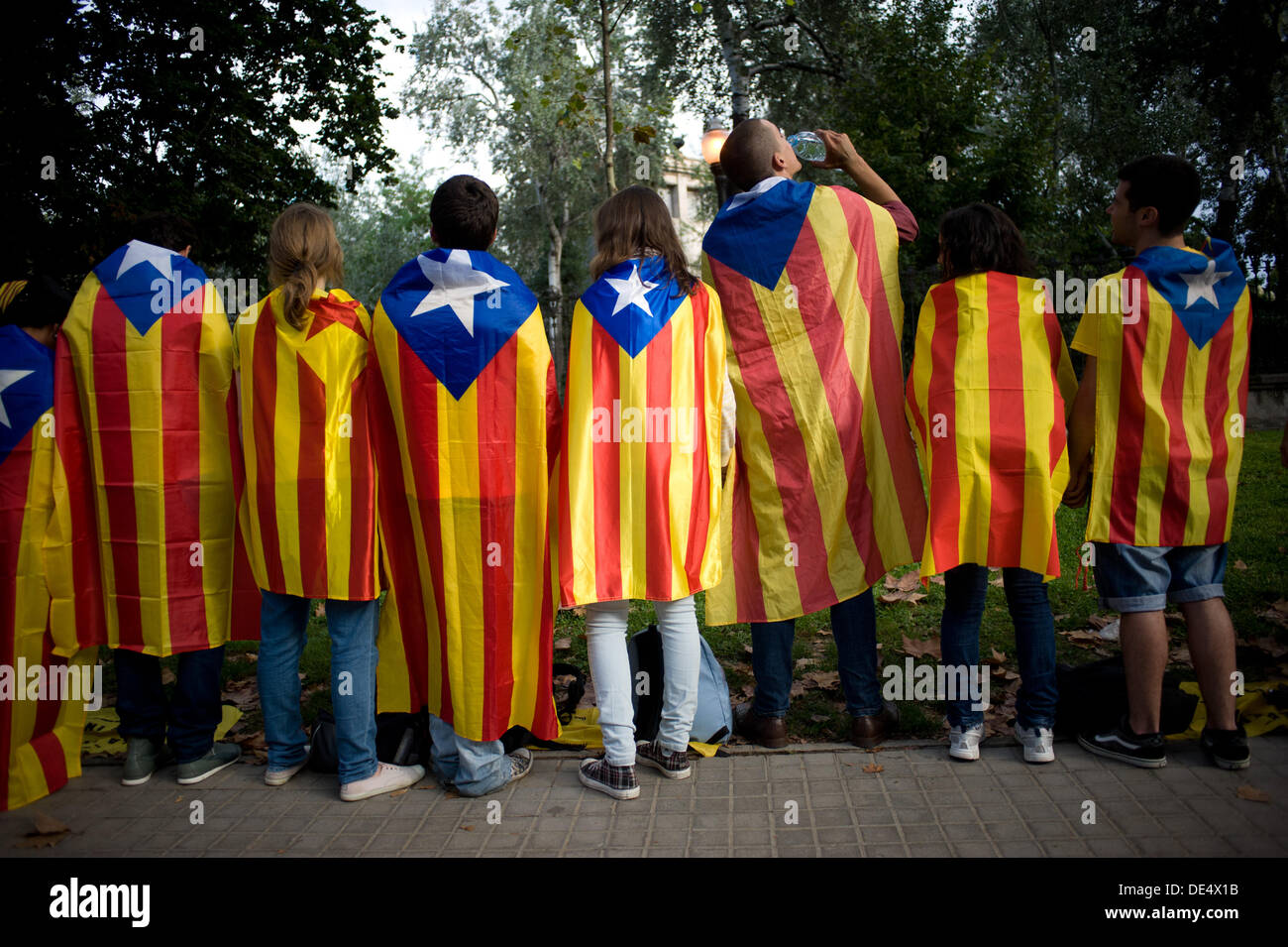 Barcelona, Cataluña, España 11 de septiembre de 2013.Los participantes en  la cadena humana con pro-independencia y banderas catalanas. Coincidiendo  con la Diada Nacional de Cataluña ha venido una cadena humana con más
