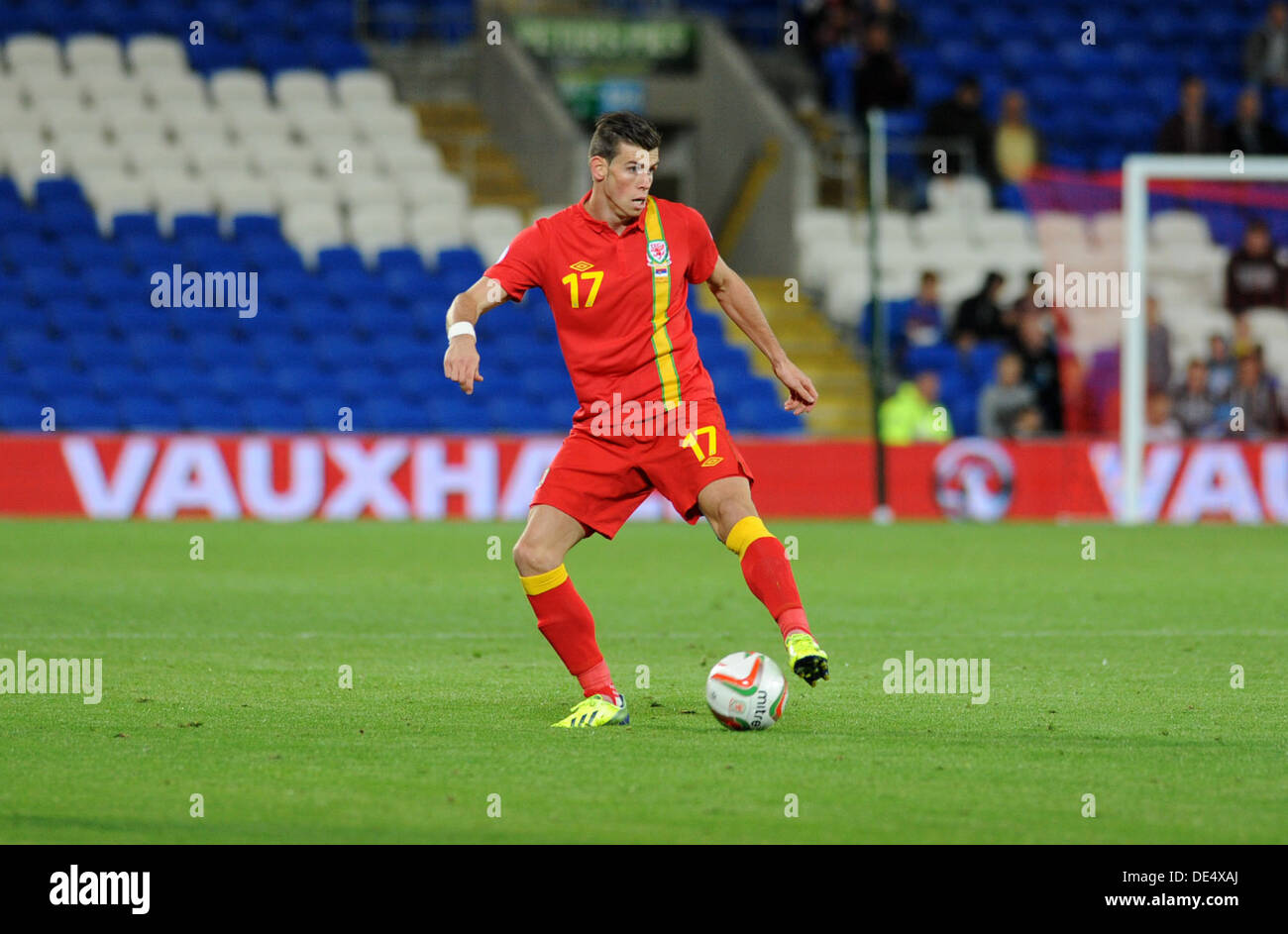 Gareth Bale girando fuera de su país -el País de Gales como perdieron a Serbia en el partido clasificatorio para la Copa Mundial en el estadio de la ciudad de Cardiff Foto de stock