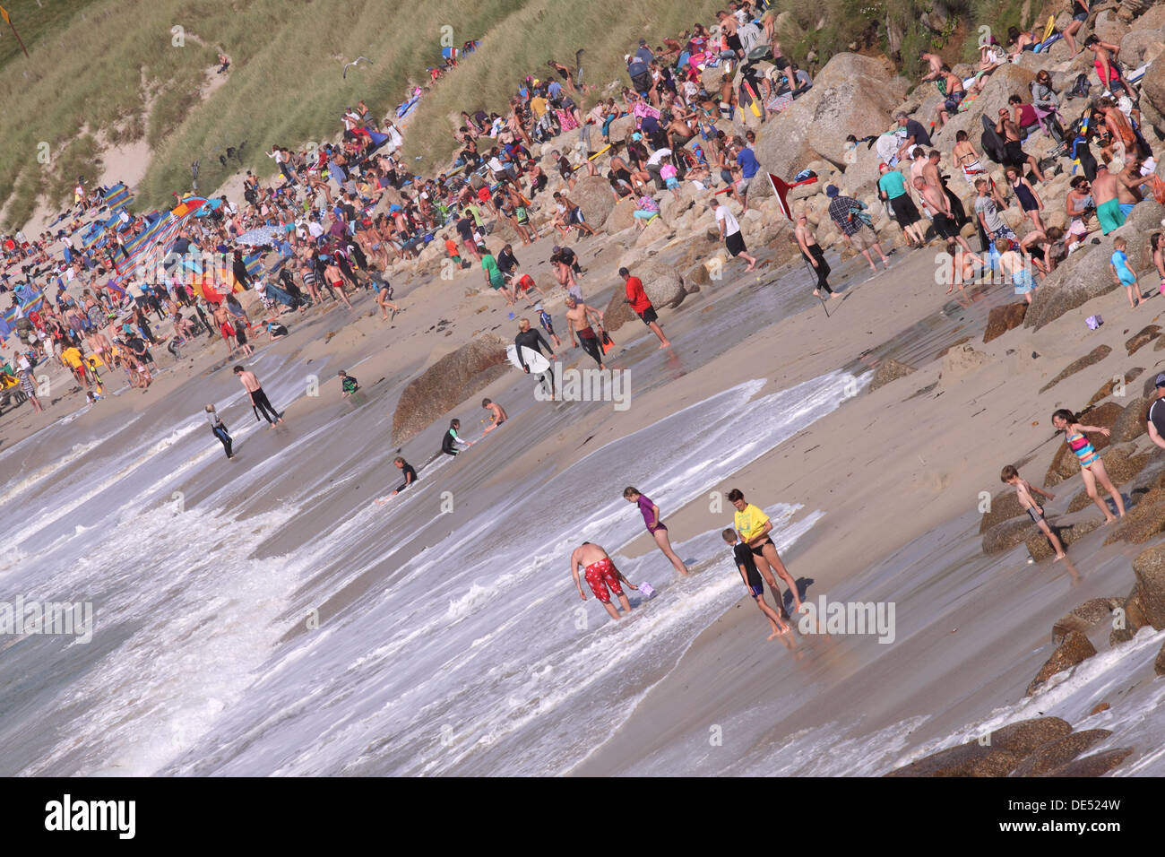 Sennen Cove Beach Cornwall verano ocupado en agosto con veraneantes REINO UNIDO GB Foto de stock