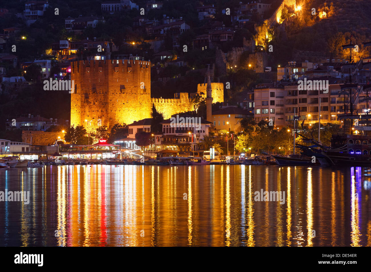Kizil Kule, Torre Roja, con el puerto, Alanya, Riviera turca, en la provincia de Antalya, Turquía, Región mediterránea Foto de stock