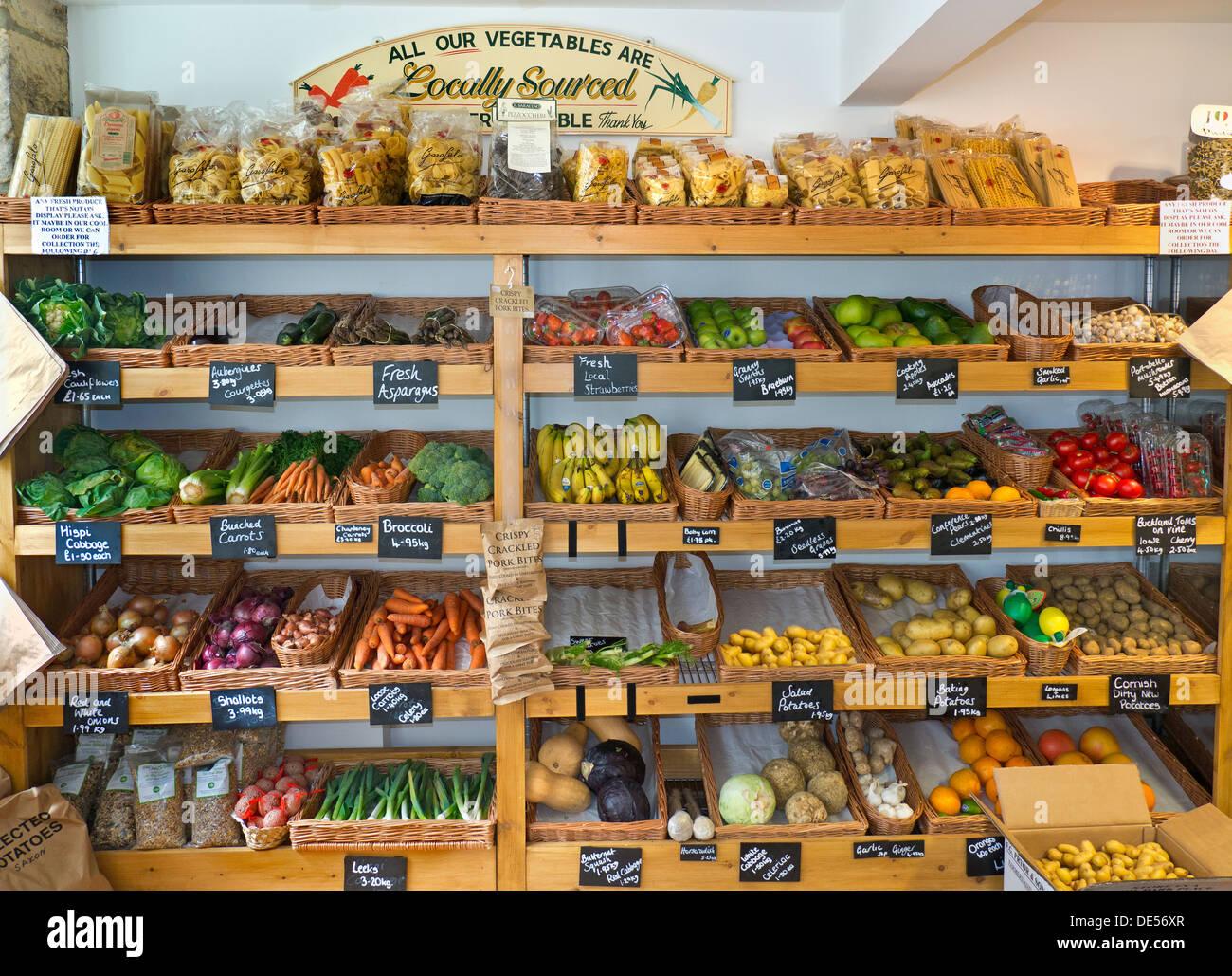 Calendario Una buena amiga caballo de fuerza High street tradicionales producen Farm shop interior con fruta y verduras frescas en venta estibar en la Wold Cotswolds UK Fotografía de stock - Alamy Calendario Una buena amiga caballo de fuerza High street tradicionales producen Farm shop interior con fruta y verduras frescas en venta estibar en la Wold Cotswolds UK Fotografía de stock - Alamy
