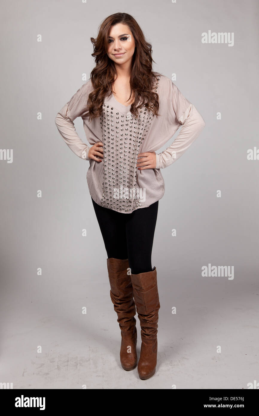 Hermosa dama hispana posando para la cámara en ropa casual y botas  Fotografía de stock - Alamy