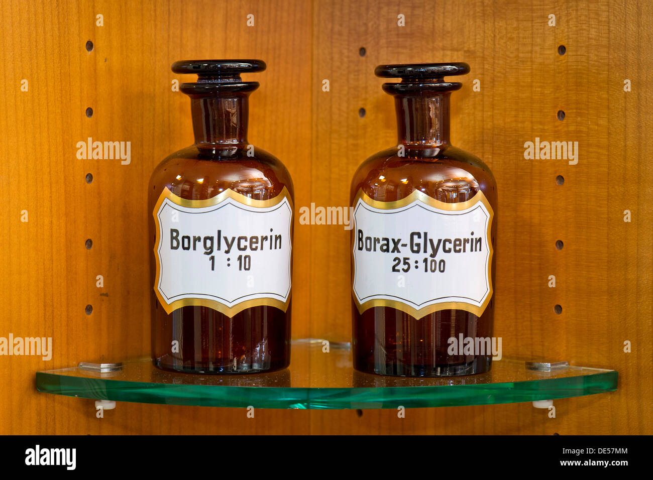 Viejas botellas de vidrio para ingredientes médicos denominado glicerina en una farmacia, Stuttgart, Baden-Wurtemberg Foto de stock