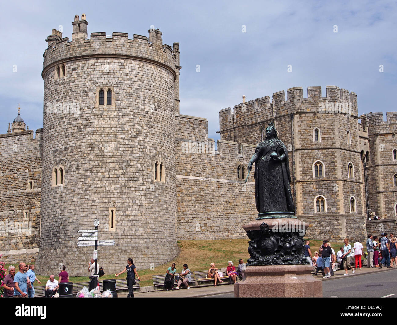 El Castillo de Windsor, Inglaterra y la estatua de la Reina Victoria Foto de stock
