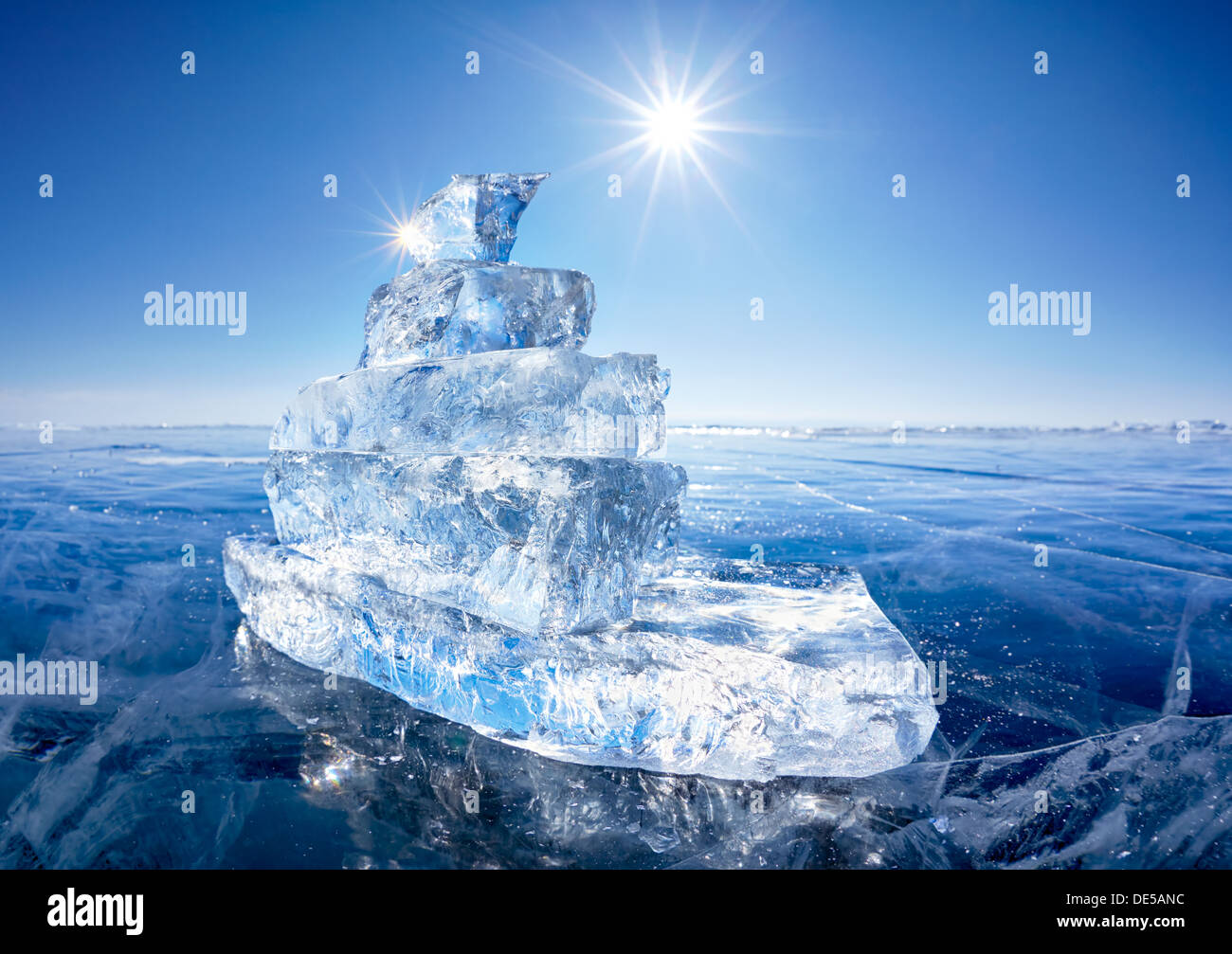 Yate hechas de bloques de hielo en invierno Baikal bajo los rayos del sol Foto de stock