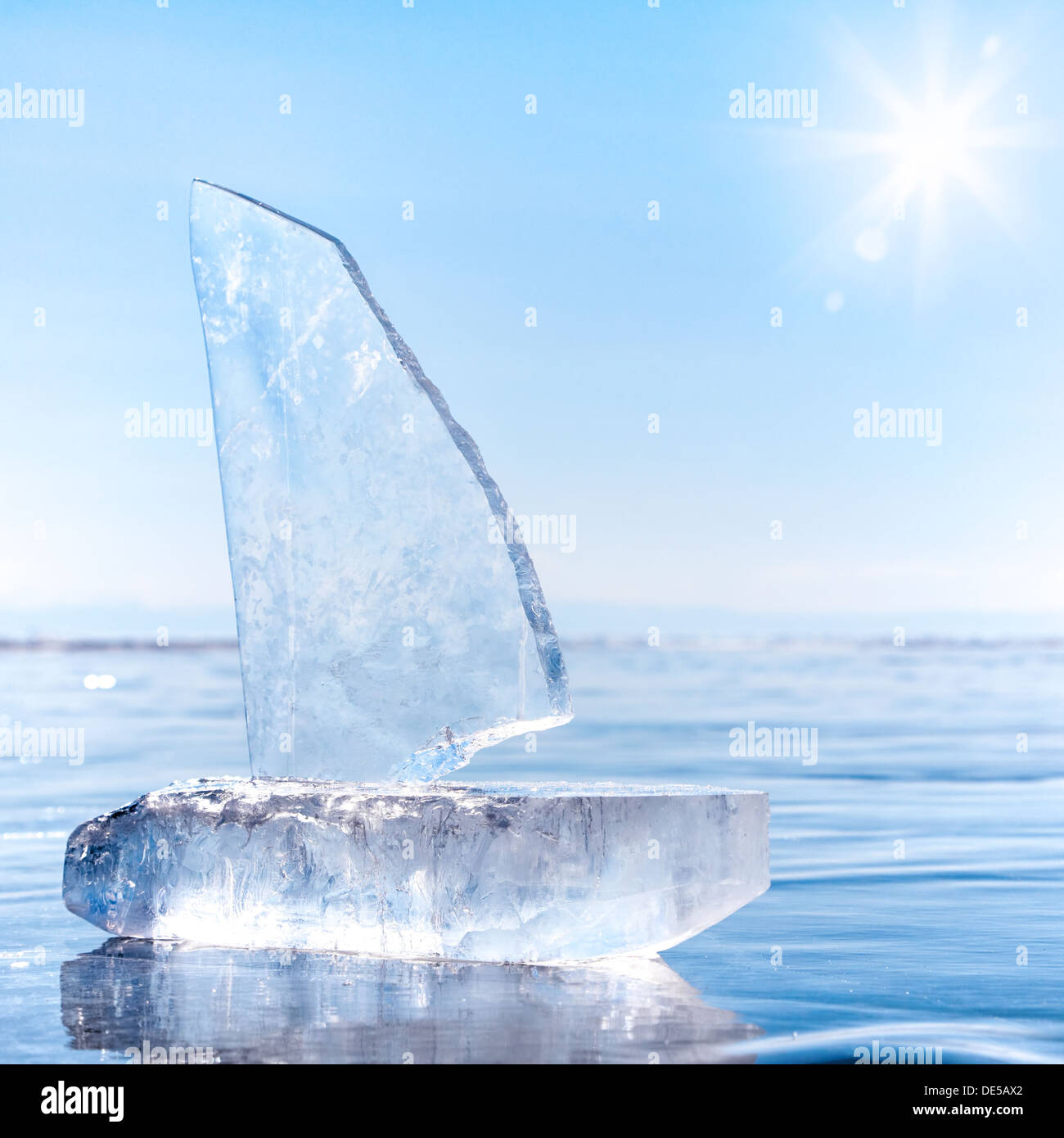 Yate hechas de bloques de hielo en invierno, el lago Baikal bajo los rayos del sol Foto de stock