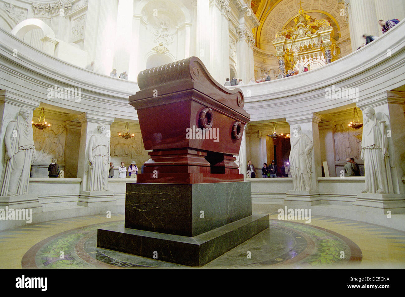 La tumba de Napoleón Bonaparte en el Hôtel des Invalides, Paris, Francia Fotografía de stock Alamy