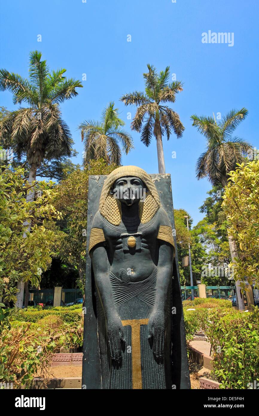 Duplicar la estatua del antiguo egipcio, jardín en El Cairo, Egipto Foto de stock