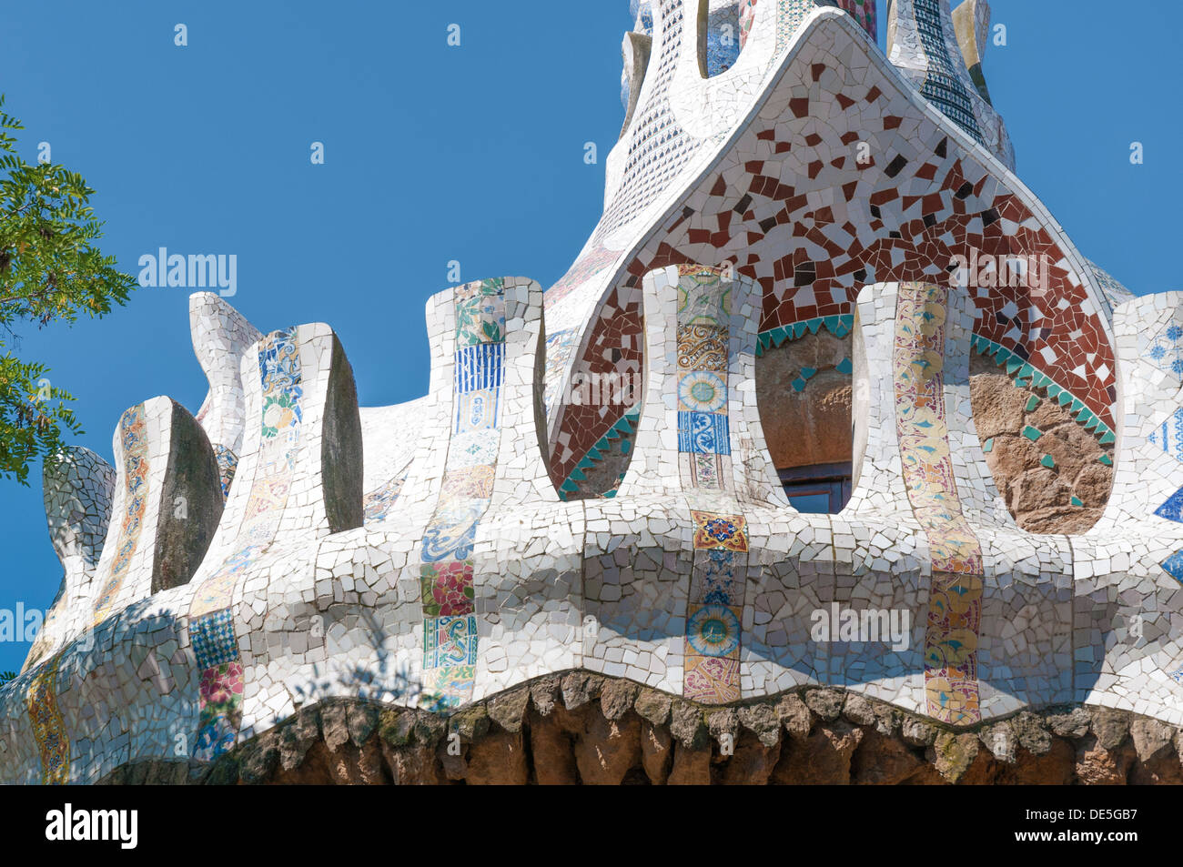 Un mosaico colorido techo fragmento del famoso hito de Barcelona Parque Guell Foto de stock