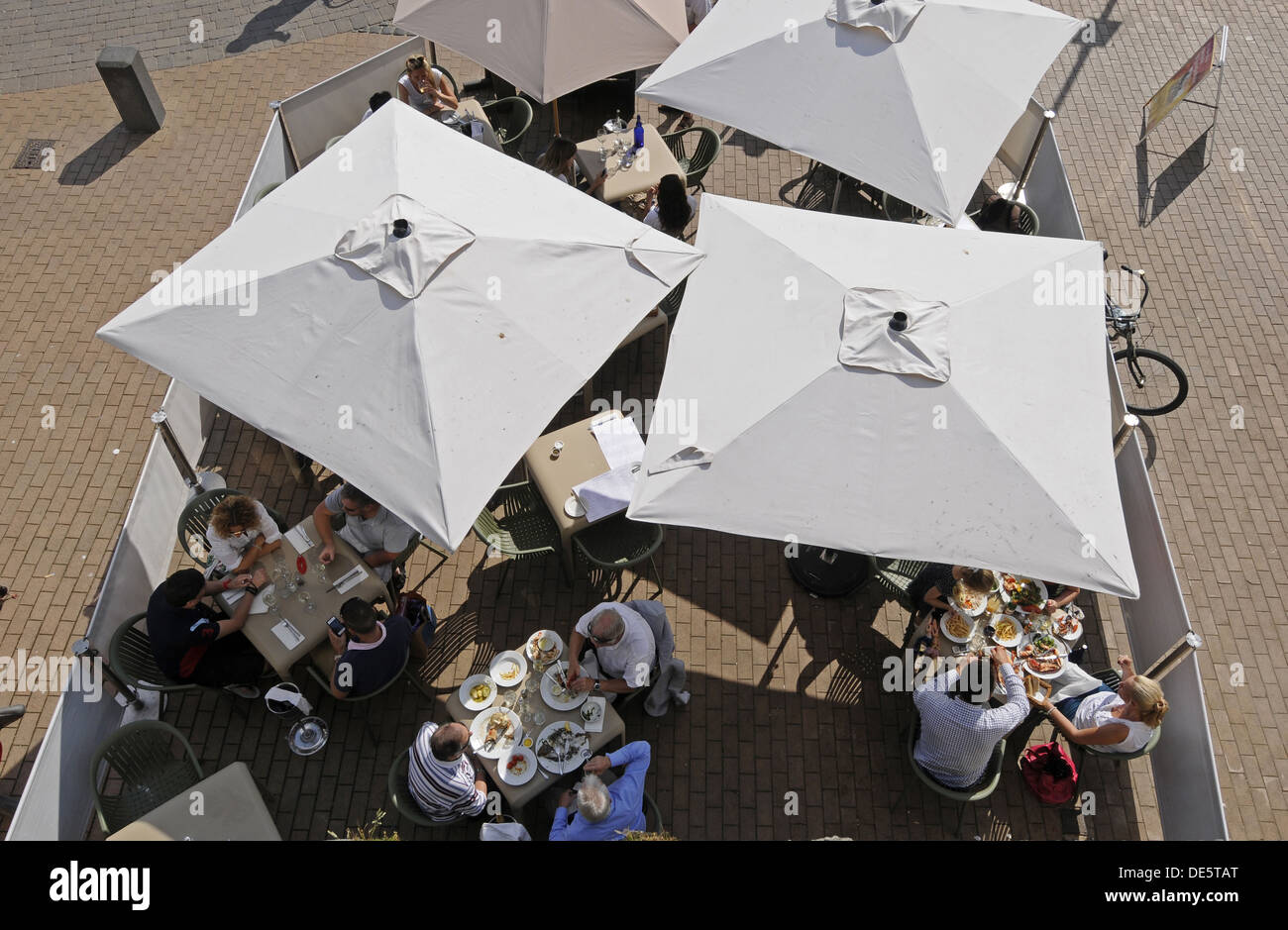 Beachside cafés con personas comer al fresco Brighton, East Sussex, Inglaterra Foto de stock