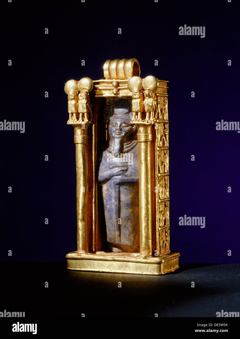 Danado El Lapislazuli Amuleto Del Dios Ptah Re Usado Dentro De Un Santuario De Oro Desde La Tumba De Wen Djeba En Djed Alto Funcionario De Psusennes I Fotografia De Stock Alamy