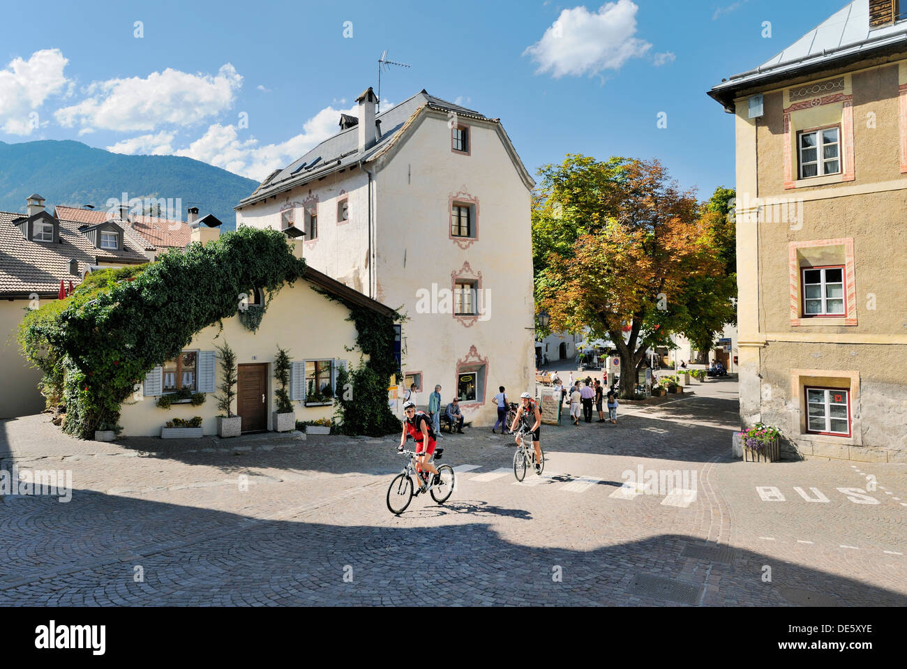 El centro de la medieval ciudad amurallada de Stadt Glurns, Glorenza, en el Val Venosta, Alpes Italianos. Alto Adige, Italia Foto de stock