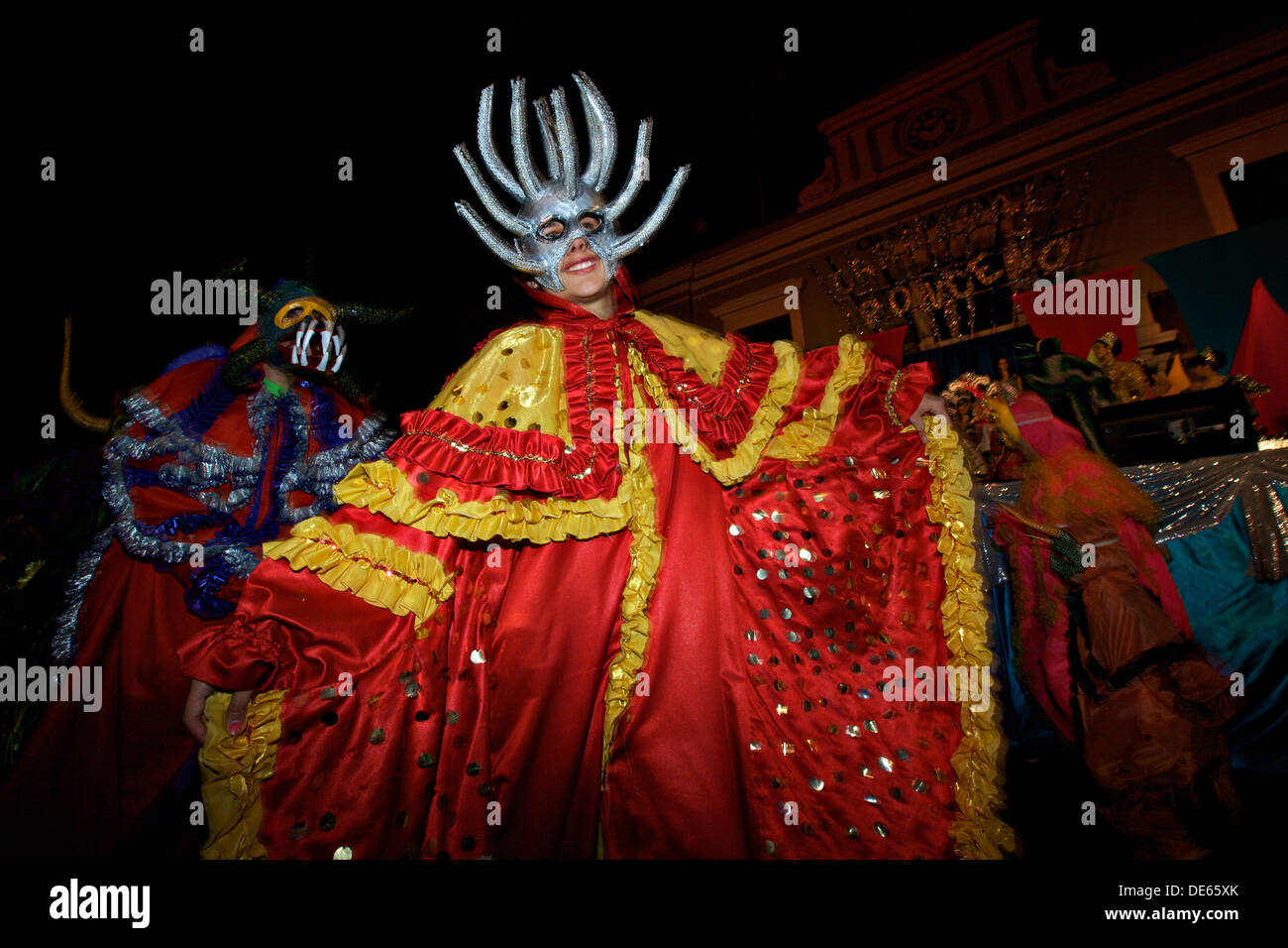 Un reveler murgas llamado vejigante bailes en las calles durante el Carnaval de Ponce el 21 de