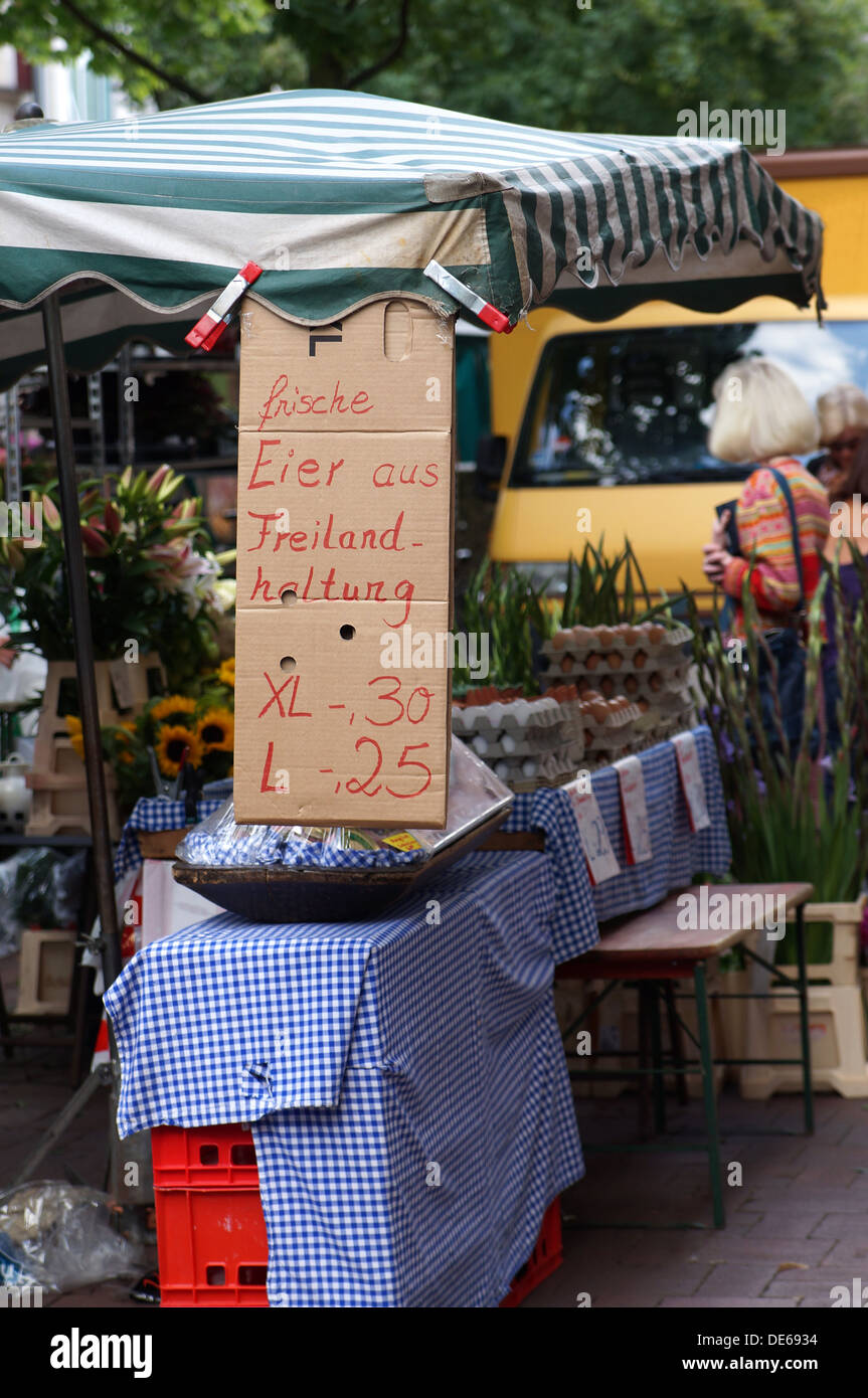 Mercado alemán puesto de venta de huevos de gallinas camperas Foto de stock