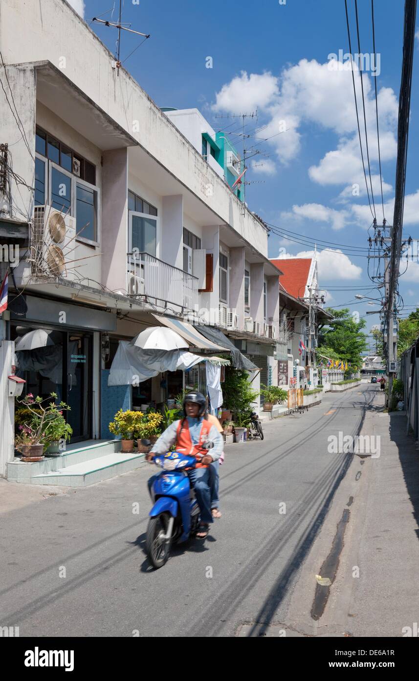 Ciclomotor en Thanon Thetsaban Thonburi, Soi 1, Bangkok, Tailandia Foto de stock
