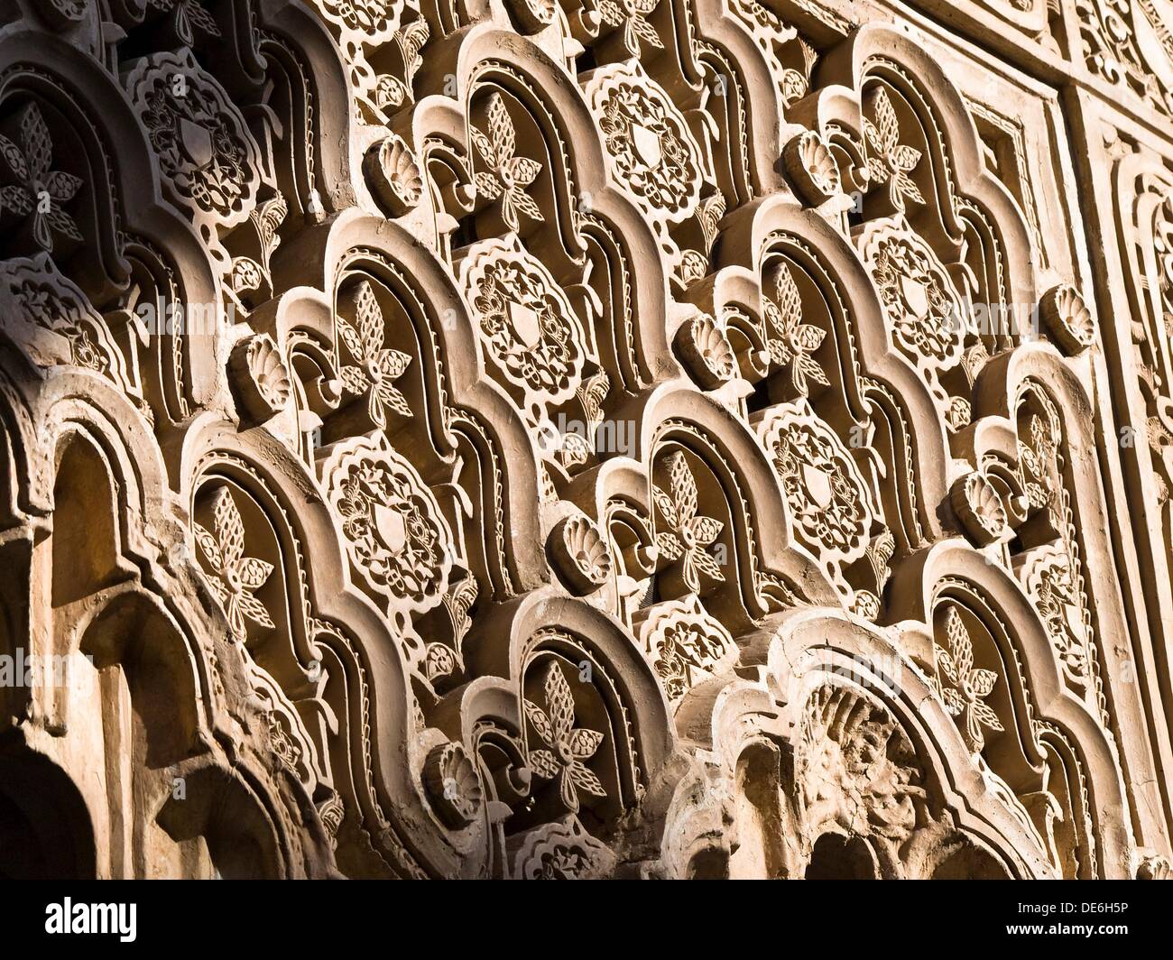 Decoración a base de mocárabes, arabescos, motivos vegetales y geométricos  en el Patio de los Leones de los Palacios Nazaríes Fotografía de stock -  Alamy