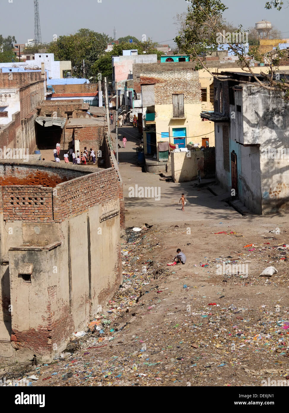 La India, Uttar Pradesh, Agra, típica vivienda y la basura de la calle Foto de stock