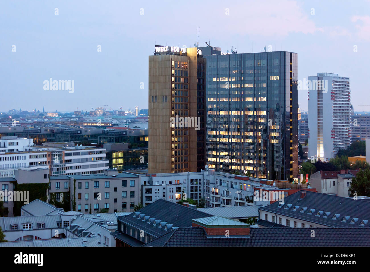 Berlín, Alemania, mire la editorial Axel Springer en la noche Foto de stock