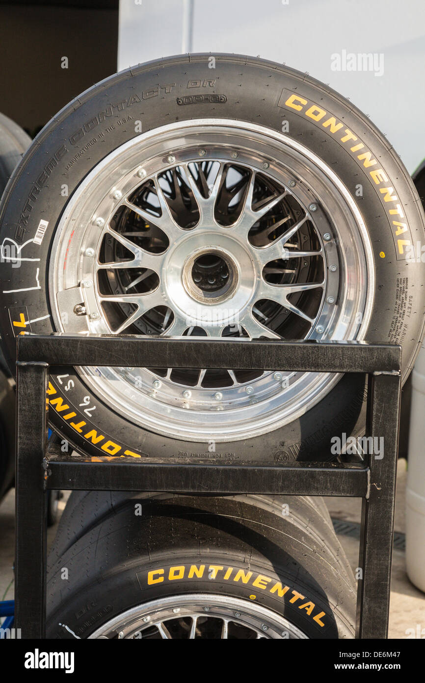 Estanterías de neumáticos Continental fuera de garajes en Daytona International Speedway durante el 2012 Rolex 24 en Daytona, Florida Foto de stock