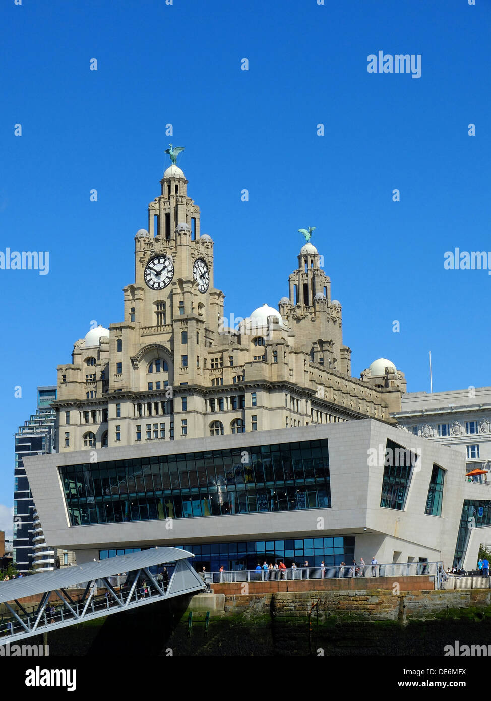 Inglaterra, Liverpool, vista desde el muelle hacia el Liver Building y Pier Head Foto de stock