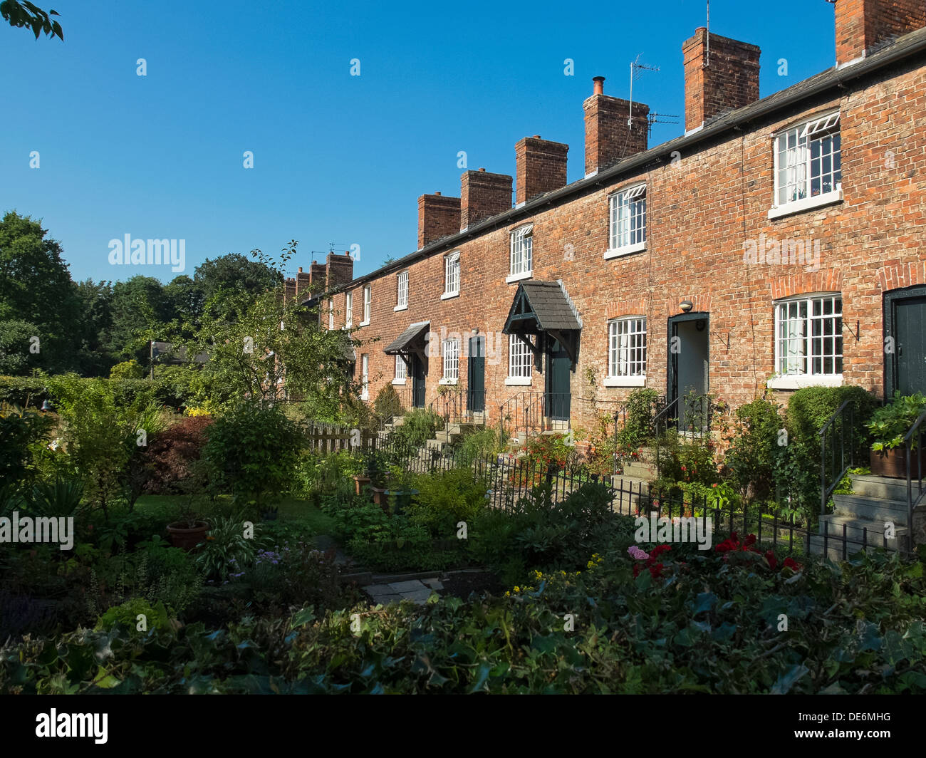 Inglaterra, Cheshire, Styal Village Cottages y cottage gardens Foto de stock