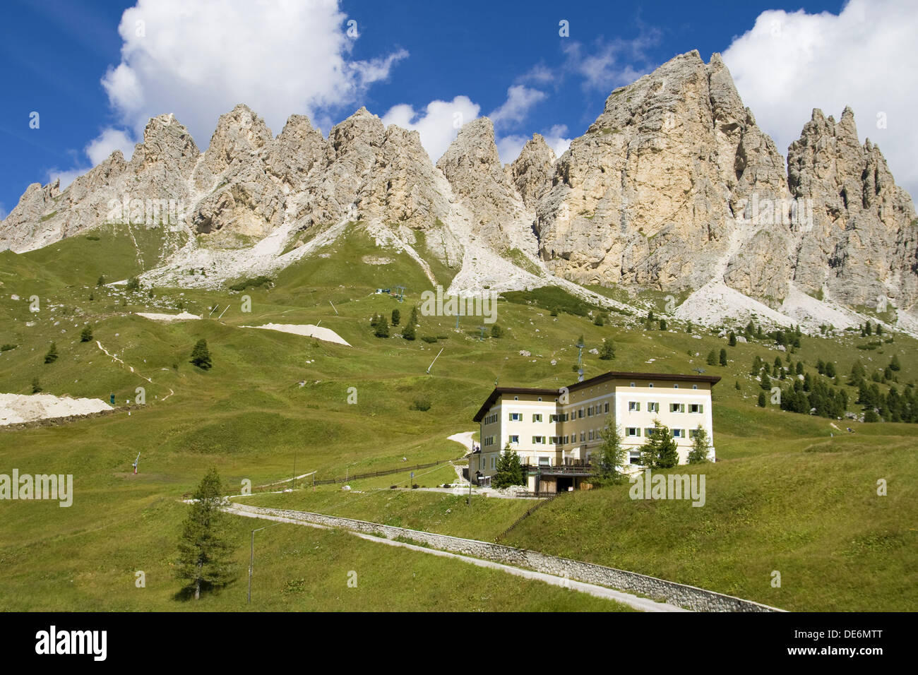 Gardena Pass, un paso de alta montaña en el Tirol del Sur, Dolomitas, Italia. Foto de stock