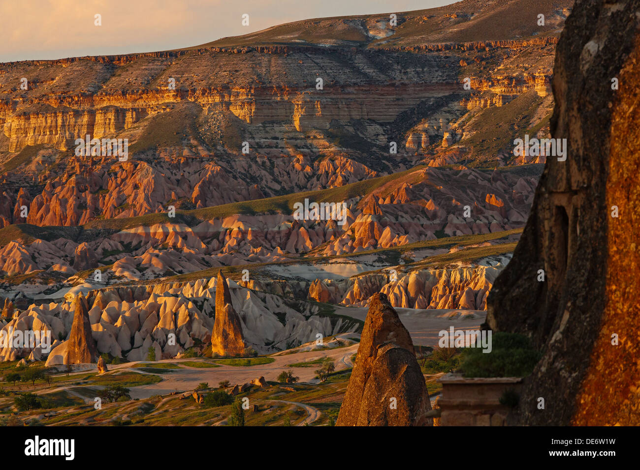 Rosa valle - una puesta de sol vista desde Goreme, Capadocia, Turquía Foto de stock