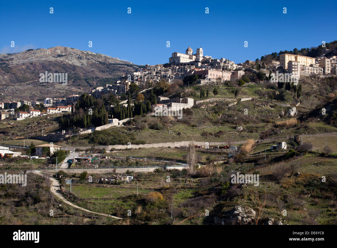 La ciudad de montaña de PETRALIA SOPRANA en las montañas Modonie, Sicilia. Foto de stock