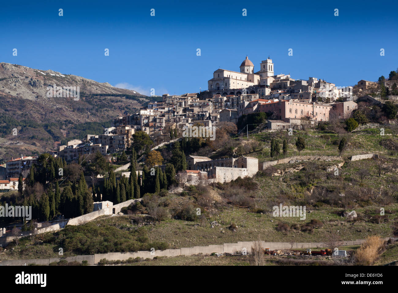 La ciudad de montaña de PETRALIA SOPRANA en las montañas Modonie, Sicilia. Foto de stock