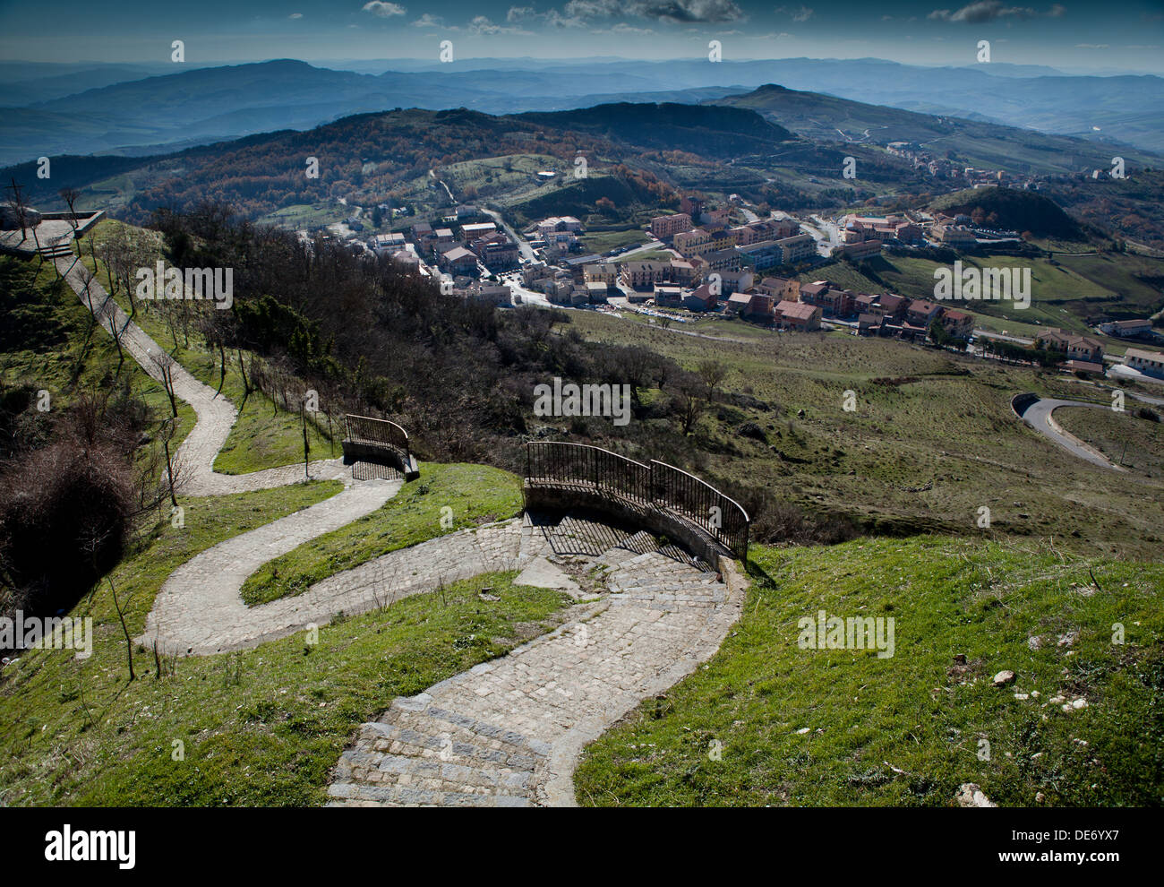 Una vista de la ciudad de montaña de Petralia Sottana Modonie en las montañas, Sicilia. Foto de stock