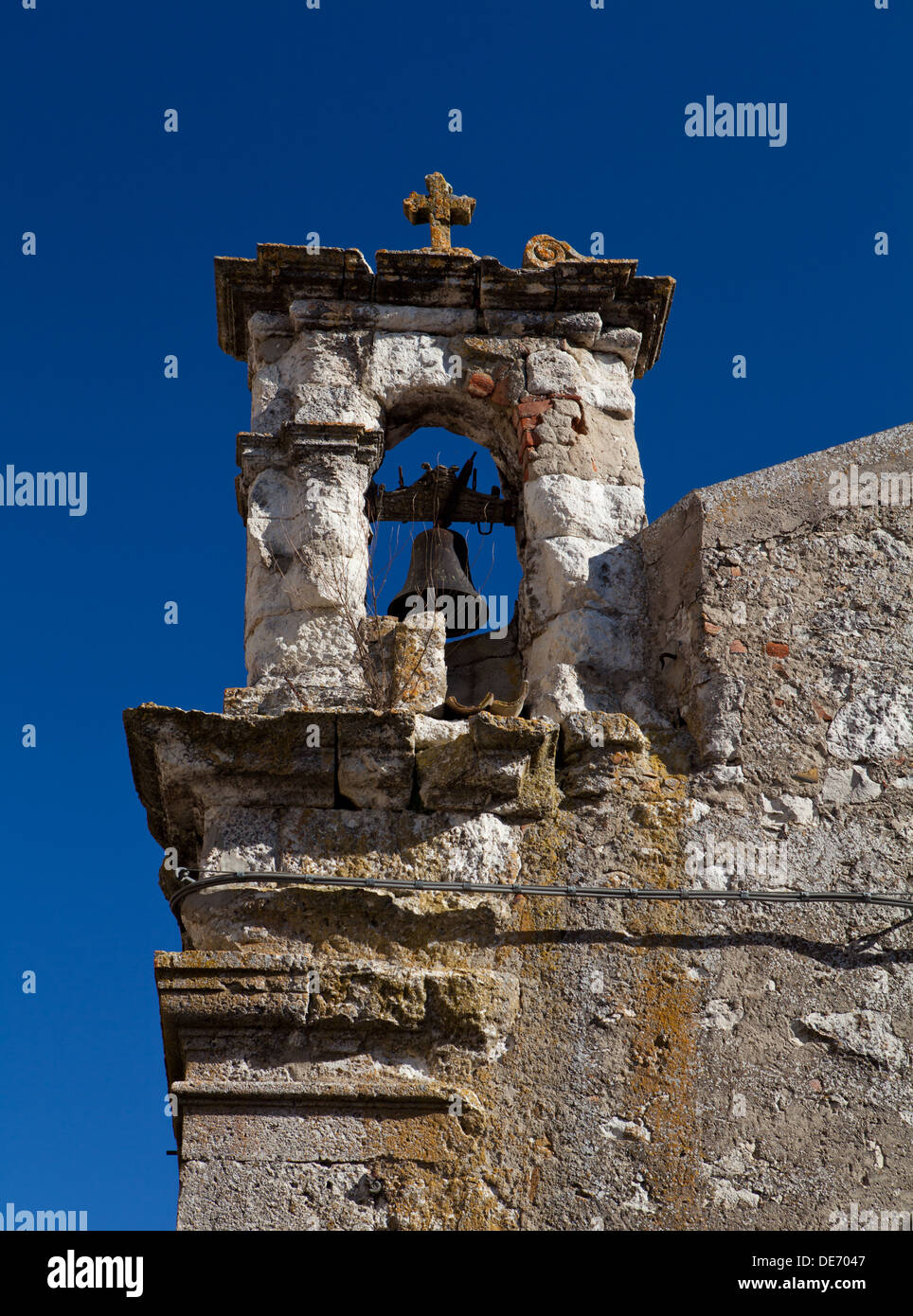 La torre de la Chiesa delle Anime Purganti en PETRALIA SOPRANA en las montañas Modonie, Sicilia. Foto de stock