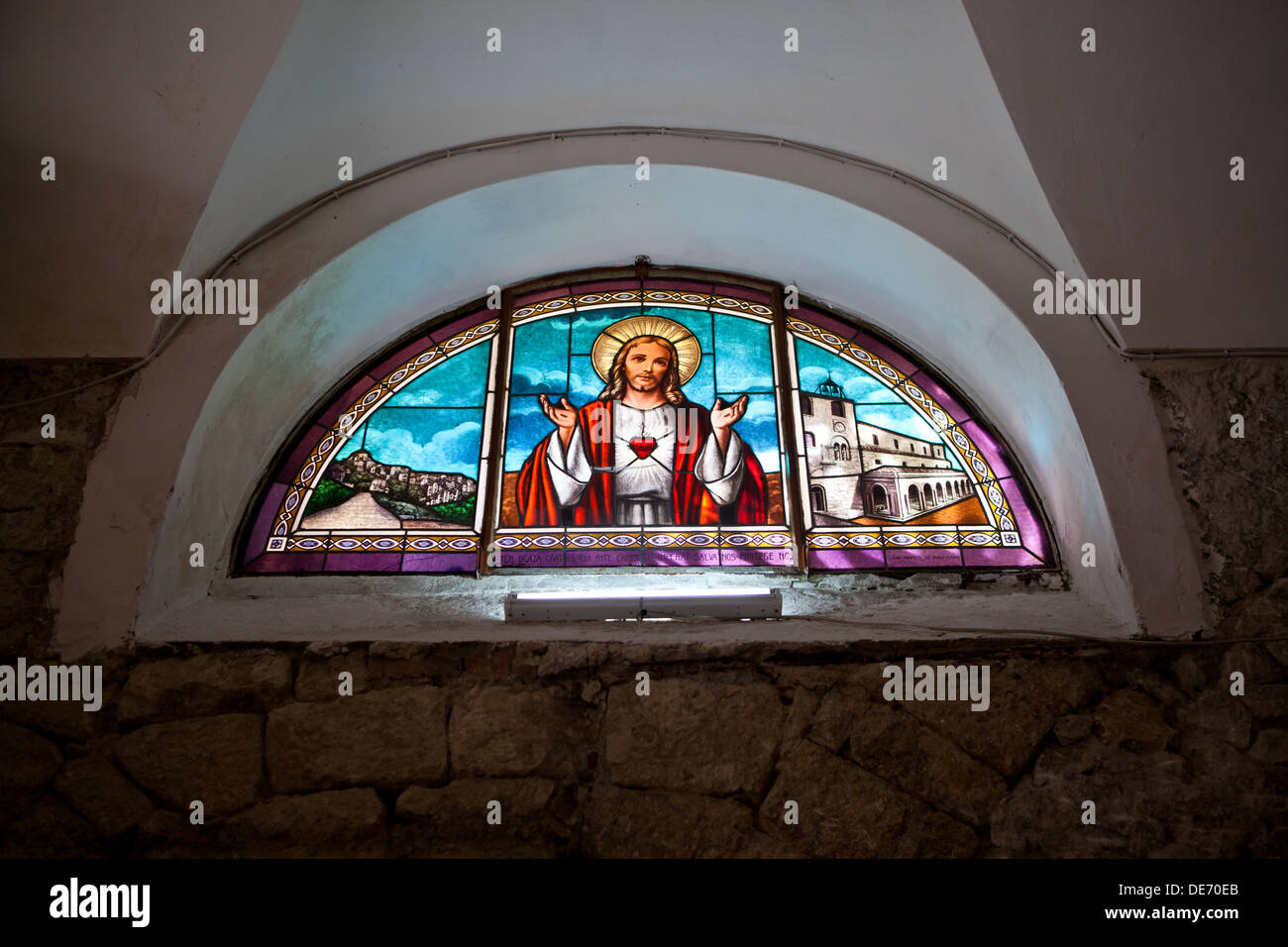 Iglesia vidriera en la iglesia de San Pedro y san Pablo en PETRALIA SOPRANA en las montañas Modonie, Sicilia. Foto de stock
