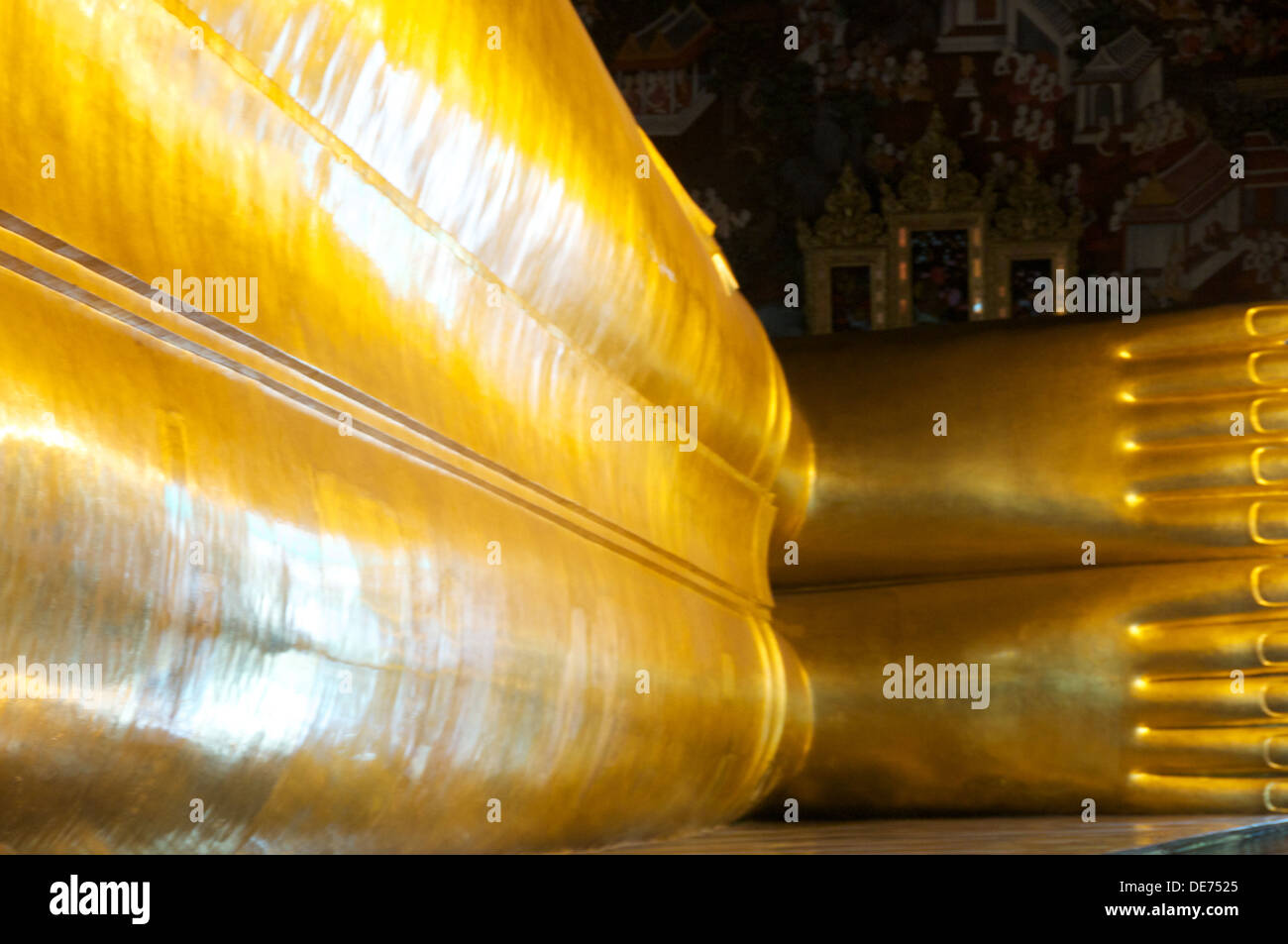 Oro del Buda reclinado en Tailandia Foto de stock