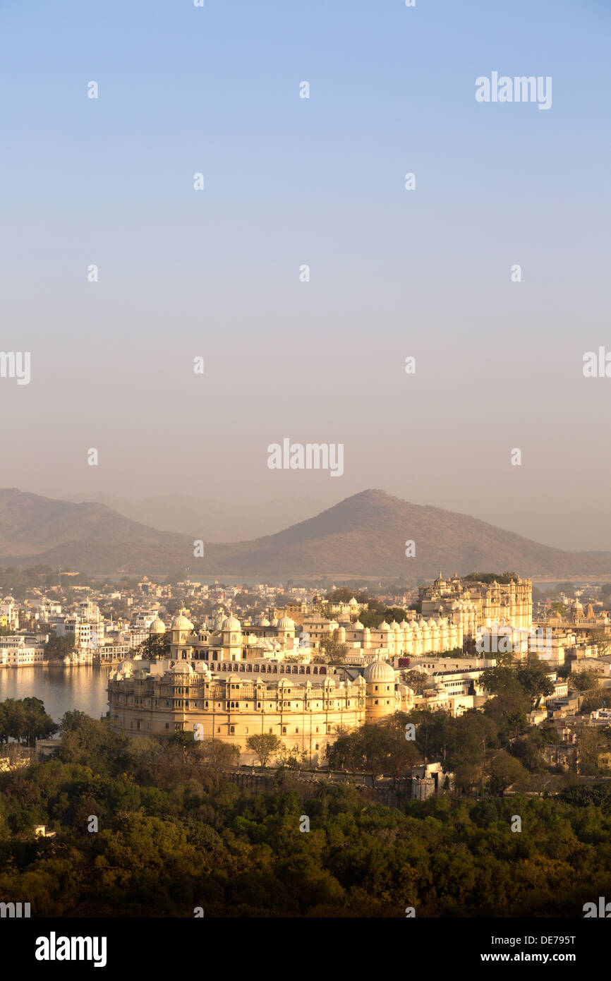 La India, Rajasthan, Udaipur, vistas al lago Picola, temprano en la mañana Foto de stock