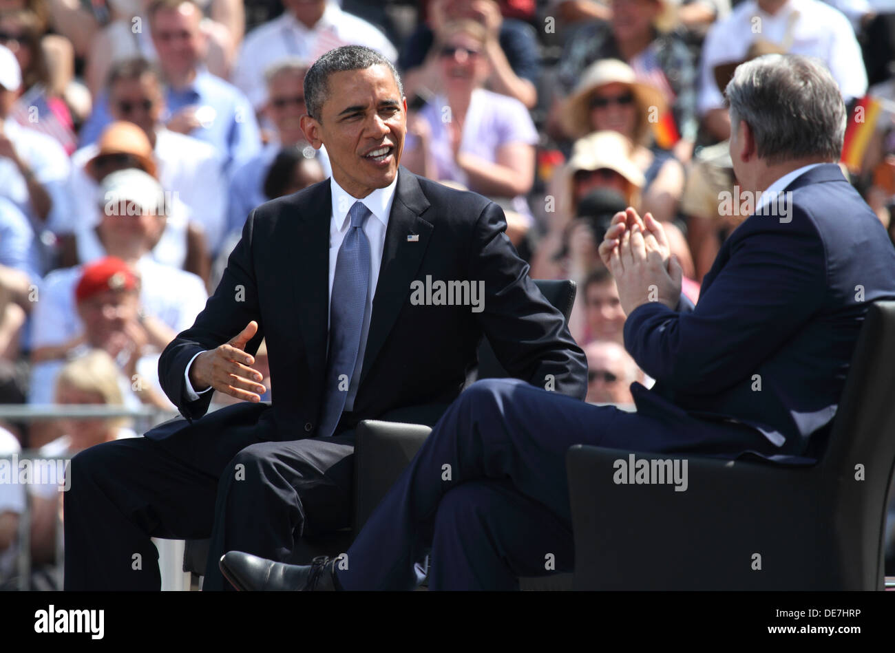 Berlín, Alemania, el presidente estadounidense Barack Obama y el alcalde Klaus Wowereit en la Puerta de Brandenburgo Foto de stock