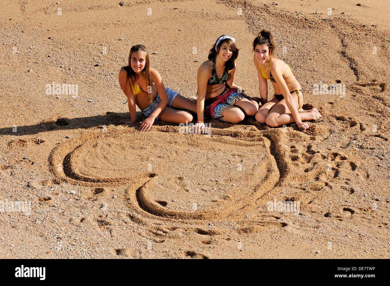 pics Chicas En La Playa Dibujo https www alamy es tres chicas adolescentes en la playa el dibujo de un corazon en la arena image60409490 html