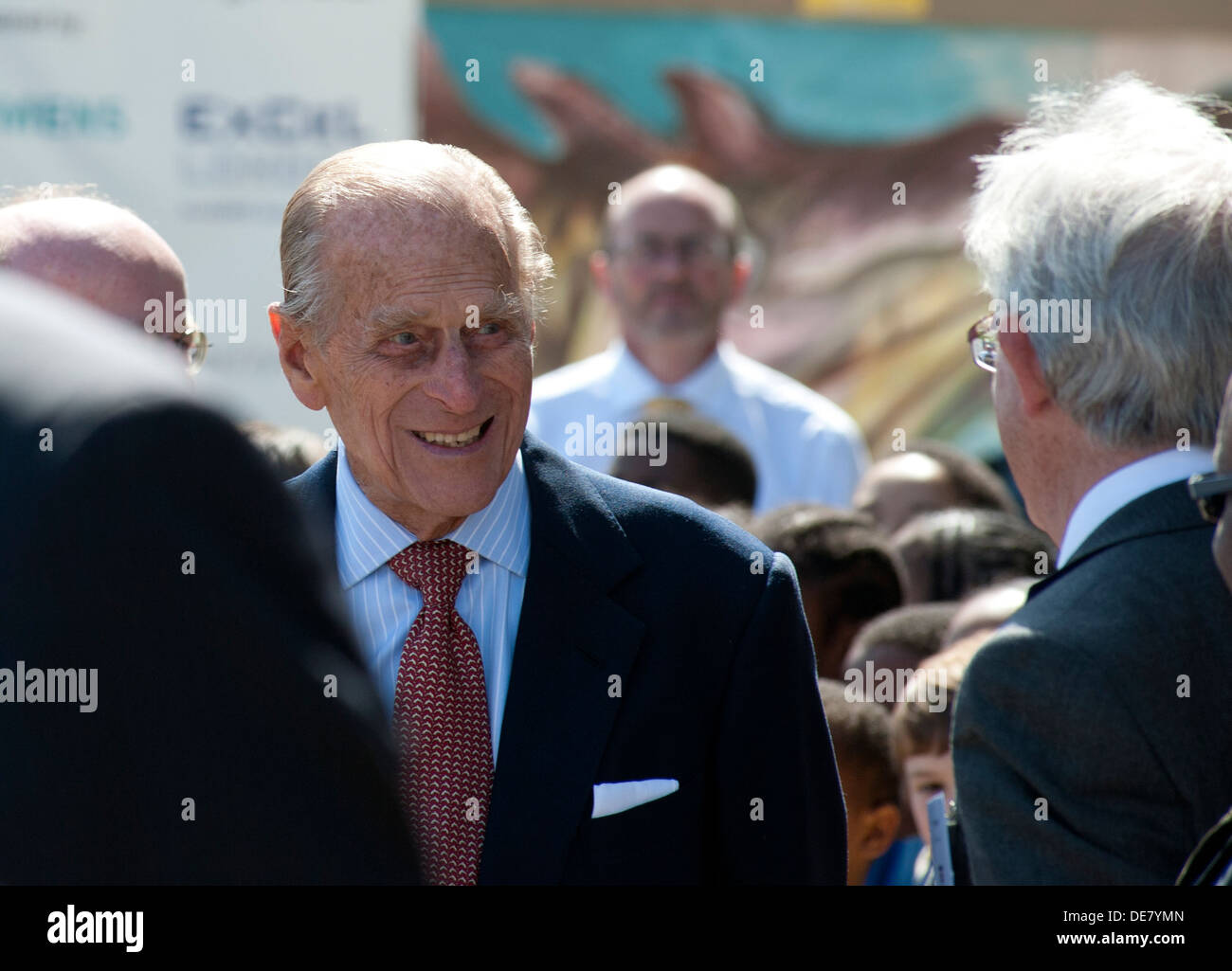 S.a.r. el Príncipe Felipe, Duque de Edimburgo, de 93 años, visita SS Robin los mundos más antiguo vapor completo,Victoria Docks, Londres, Inglaterra. Foto de stock