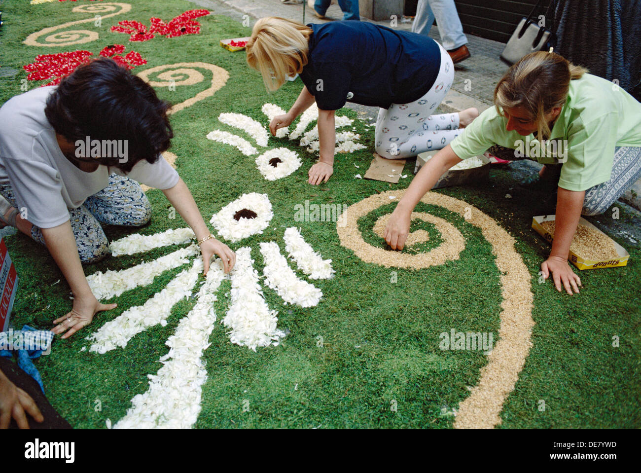 Alfombras de flores tradicionales durante la celebración del Corpus  Christi. Sitges, provincia de Barcelona, Cataluña, España Fotografía de  stock - Alamy