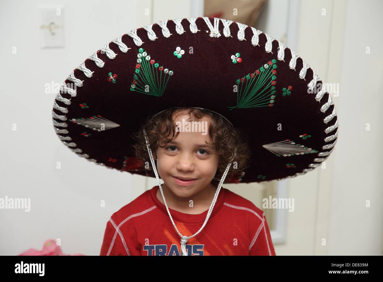 Cuña vértice cortar Niño con Sombrero Mexicano Fotografía de stock - Alamy