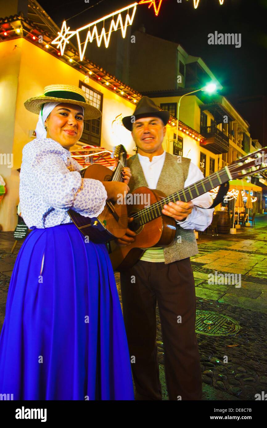 Grupo Folk cantando canciones tradicionales de Navidad y Puerto de la Cruz  Tenerife Islas Canarias España Fotografía de stock - Alamy