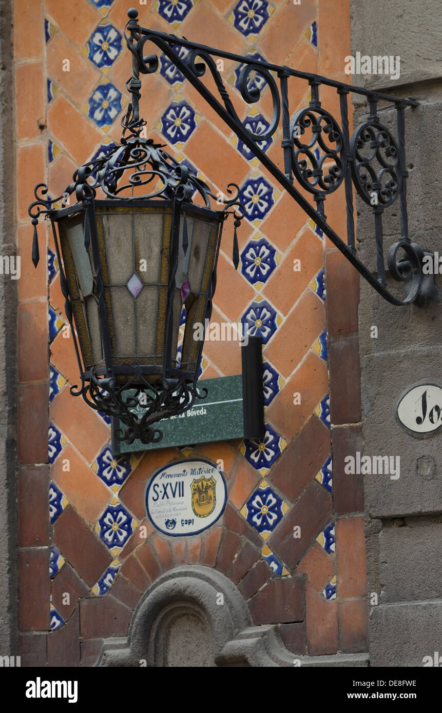 Lámpara de la calle adornada con azulejos de Talavera en segundo plano en  el centro de Puebla, en la zona central de México Fotografía de stock -  Alamy