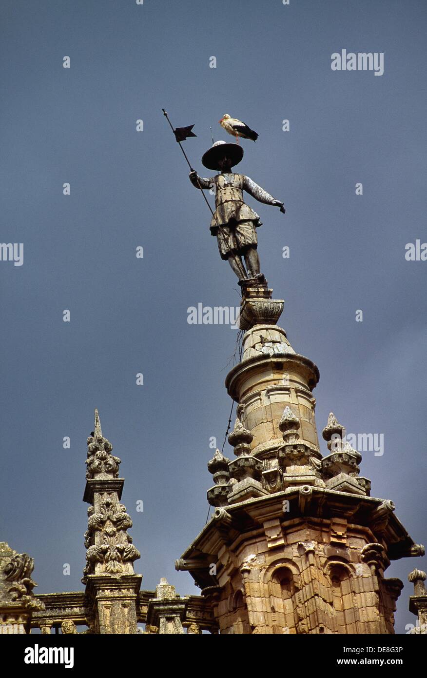 'Maragato' (colono tradicional) en la parte superior de la catedral, Astorga. Maragateria, provincia de León, Castilla y León, España Foto de stock