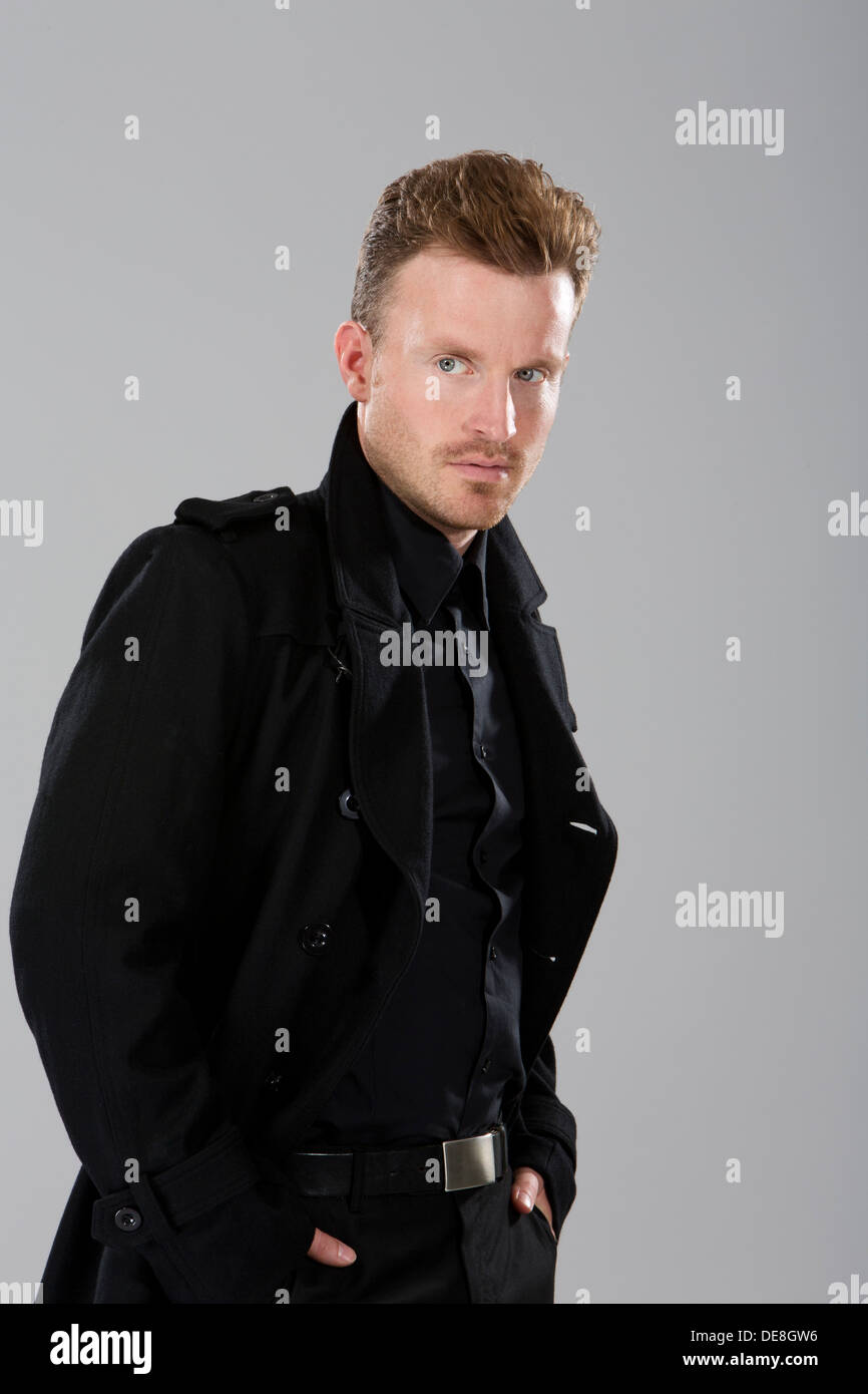 Hombre Con Abrigo Negro Fotos e Imágenes de stock - Alamy