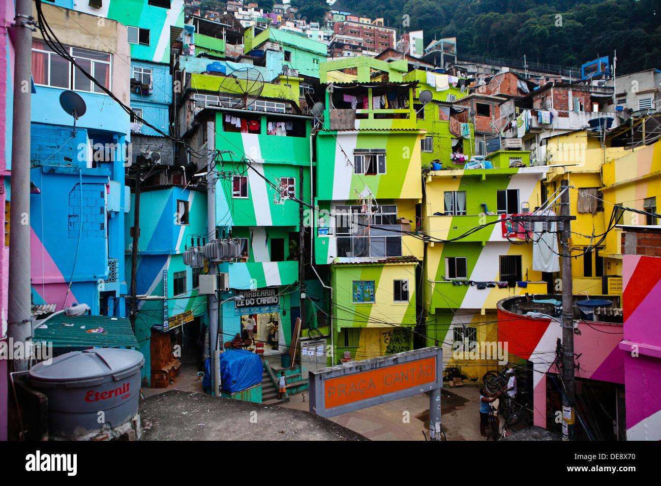 Coloridas casas en la Favela Santa Marta, Río de Janeiro ...