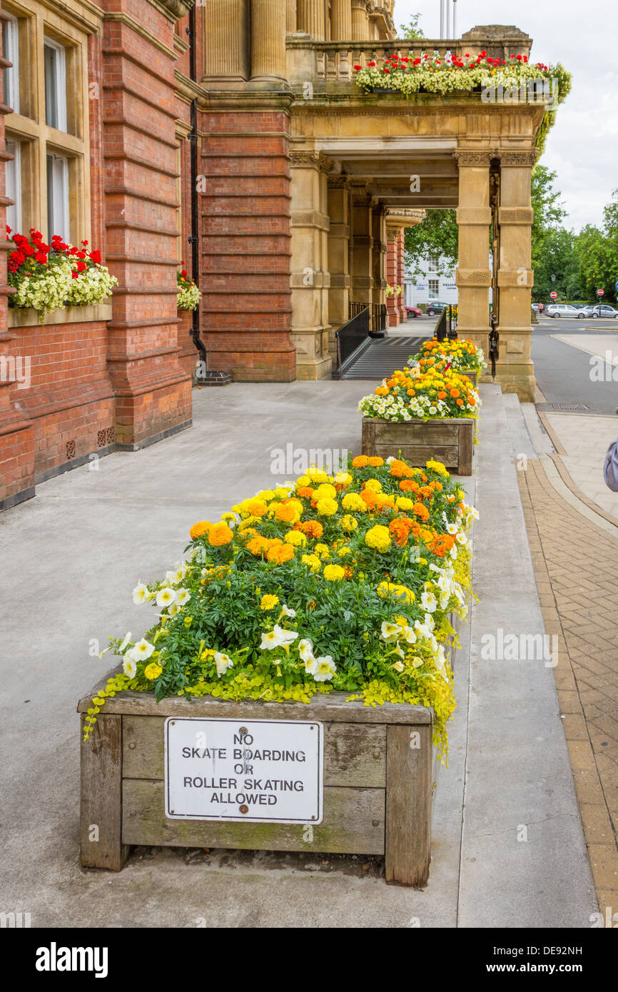 Sembradoras con flores fuera del Ayuntamiento en Royal Leamington Spa, Warwickshire, Inglaterra. Foto de stock