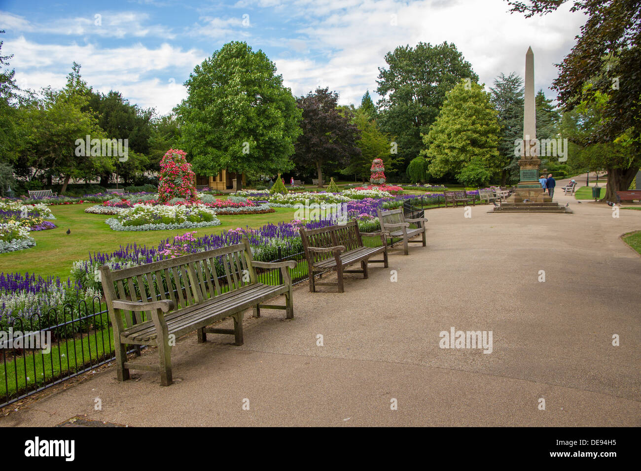 Los bancos del parque en Jephson Gardens, Royal Leamington Spa, Warwickshire. Foto de stock