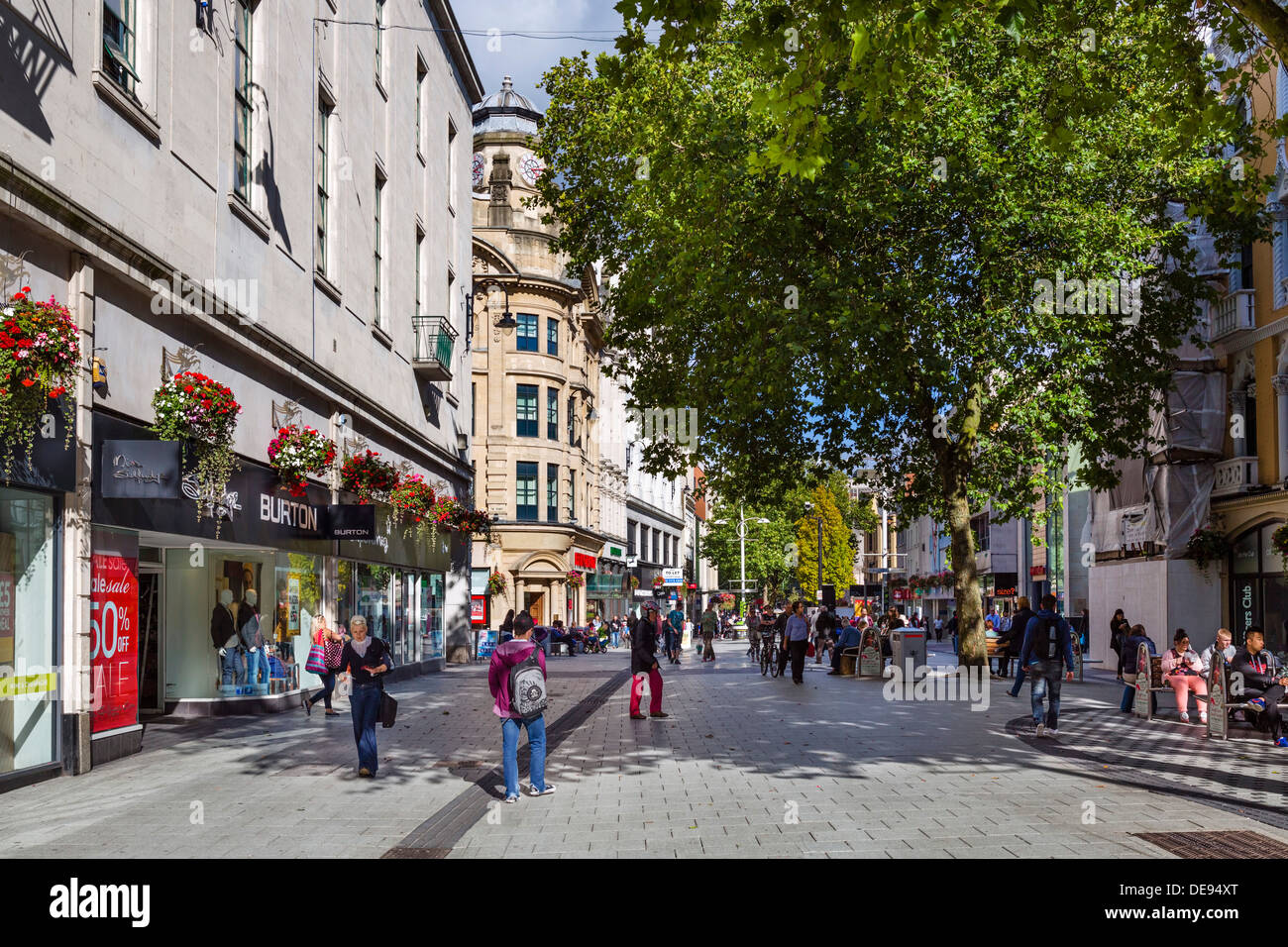 Tiendas en la calle Queen, en el centro de la ciudad, Cardiff, South Glamorgan, Wales, REINO UNIDO Foto de stock